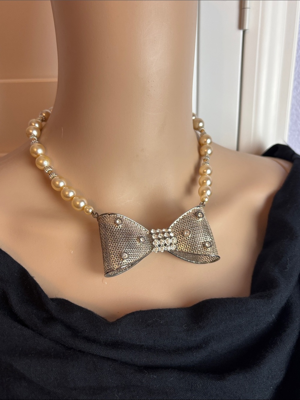 Rhinestone Bow Faux Pearl Necklace in Champagne Gold